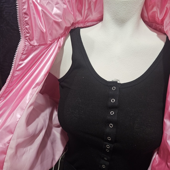 Vibrant Barbie Pink Women's Crop Puffer Jacket. Size Medium. - Picture 6 of 8